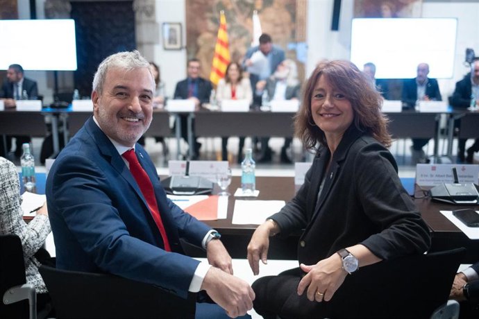 El alcalde de Barcelona, Jaume Collboni y la primera teniente de alcalde de Barcelona, Laia Bonet, durante una reunión de la Comisión Mixta Generalitat-Ayuntamiento de Barcelona, a 20 de octubre de 2023, en Barcelona, Catalunya (España). 