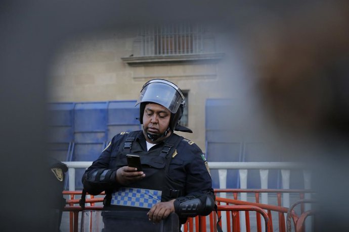 Archivo - Policía en México