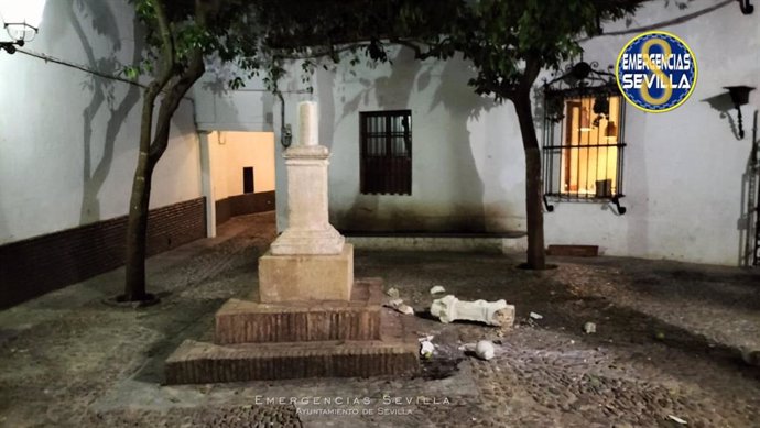 Destrozan durante la noche el crucero de la plaza de Santa Marta del centro de Sevilla