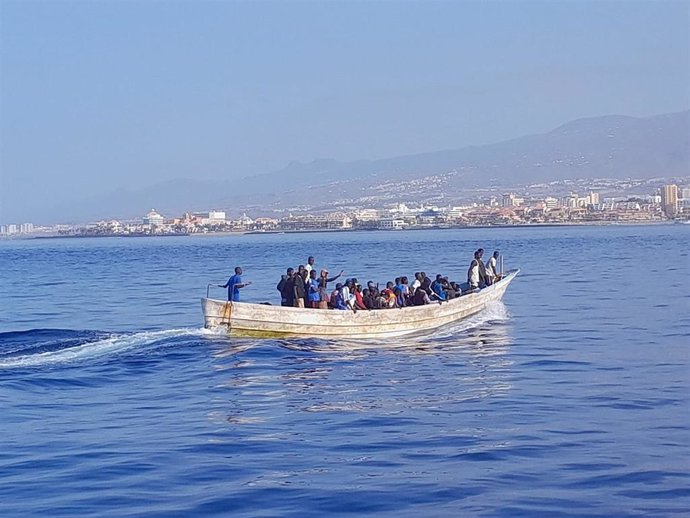 Un cayuco en el que viajaban 43 migrantes, 11 de ellos menores, ha llegado hoy sábado al puerto de Los Cristianos, en Tenerife, procedente de Senegal