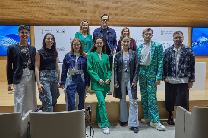 Miquel Suay, Paula Llobet y Reme Mazzolari con los artistas emergentes que participarán en el CLEC Fashion Festival.