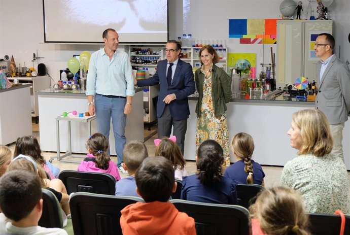 El delegado territorial de Desarrollo Educativo y Formación Profesional y de Universidad, Investigación e Innovación, Miguel Briones, en una visita al Centro Principia