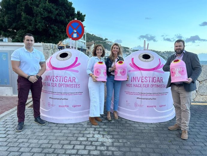 Contenedores rosas contra el cáncer de mama ubicados en el Puerto de Andratx.