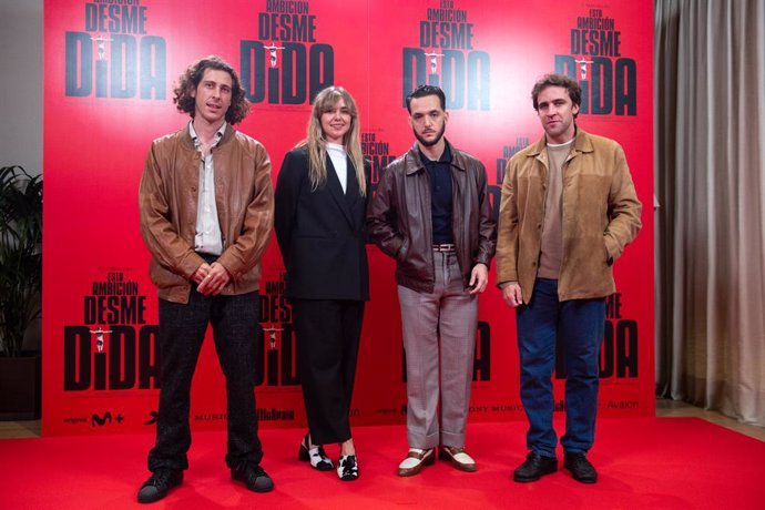 Los directores del documental Rogelio González (1i), Cristina Tena (2i) y Santos Bacana (1d) posan con el cantante C.Tangana (2d) durante un photocall del documental 'Esta ambición desmedida', en el Hotel Urso, a 23 de octubre de 2023, en Madrid (España