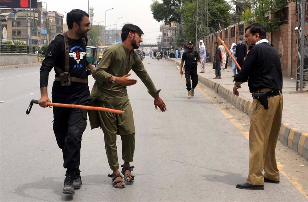Archivo - Detención de un manifestante durante las protestas de mayo en Pakistán