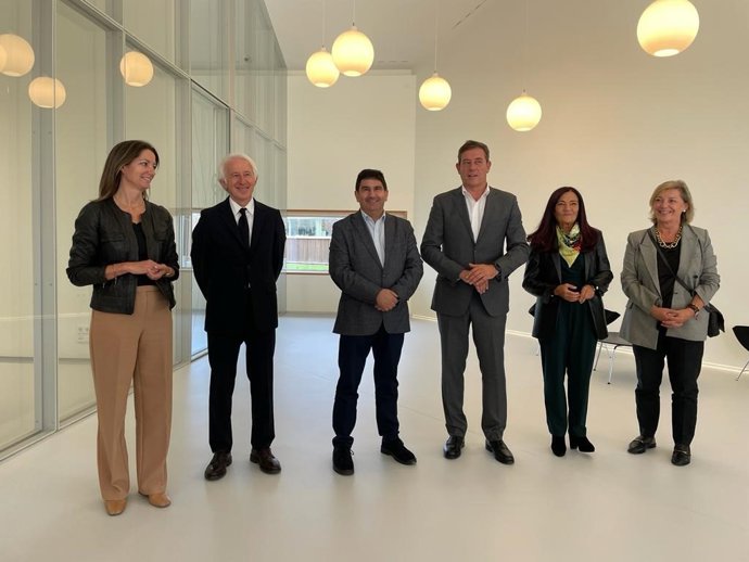 La alcadesa de Lugo, Lara Méndez; el delegado del Gobierno en Galicia, Pedro Blanco; el diputado en el Congreso, José Ramón Gómez Besteiro; y el presidente de Norvento, Pablo Fernández Castro, en la presentación del proyecto Fábrica Norvento Enerxía Cero