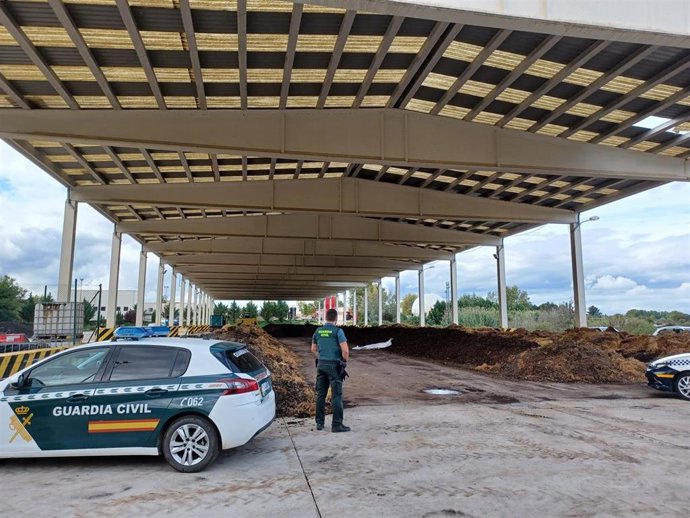 Agentes de la Guardia Civil se han desplazado a la EDAR de Calahorra donde ha fallecido un trabajador