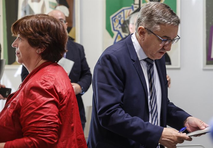 El conseller d'Educació, Universitats i Ocupació, José Antonio Rovira, i la presidenta de l'Acadmia Valenciana de la Llengua, Vernica Cantó, a la seua arribada per a reunir-se en la Conselleria d'Educació