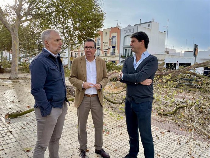 El presidente del PP de Huelva y parlamentario andaluz, Manuel Andrés González (centro), junto al portavoz de la formación en Isla Cristina, Emiliano Cabot (izquierda).