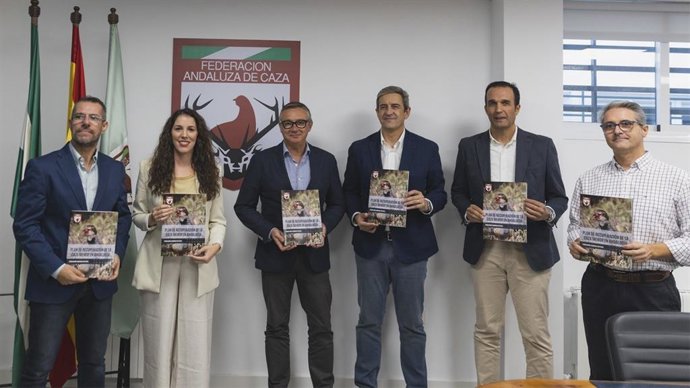 Parlamentarios de Vox, Purificación Fernández y el portavoz Manuel Gavira, exhiben un documento denominado 'Plan de Recuperación de la Caza Menor en Andalucía'.
