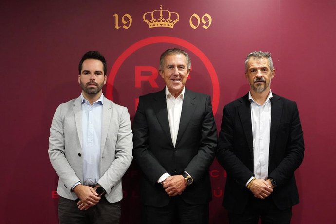 José Miguel Monje Carrillo, representante de la RFEF, David Jiménez, presidente de ProLiga, y José Francisco Navarro, directivo de ProLiga.