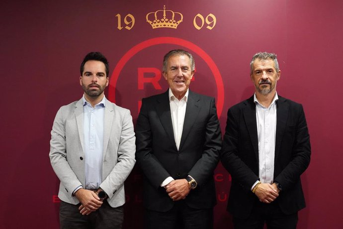 José Miguel Monje Carrillo, representante de la RFEF, David Jiménez, presidente de ProLiga, y José Francisco Navarro, directivo de ProLiga.