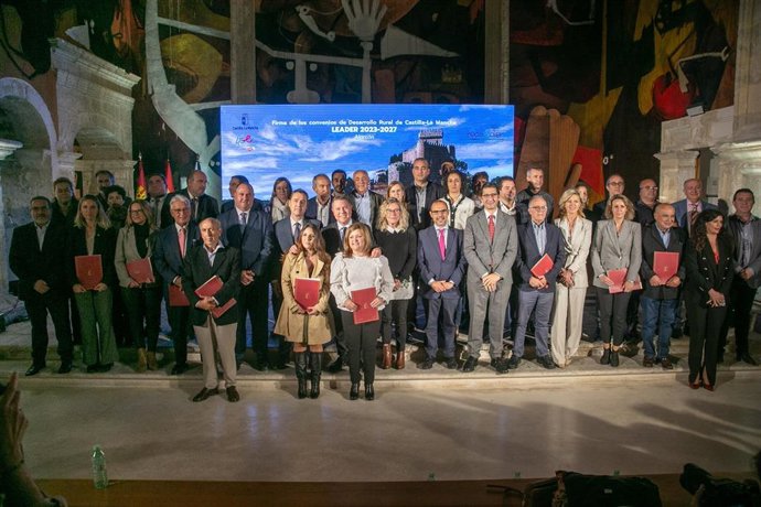 El jefe del Gobierno regional, Emiliano García-Page, ha presidido, en Alarcón (Cuenca), la firma de los convenios de colaboración con los Grupos de Desarrollo Rural (GDR) de Castilla-La Mancha