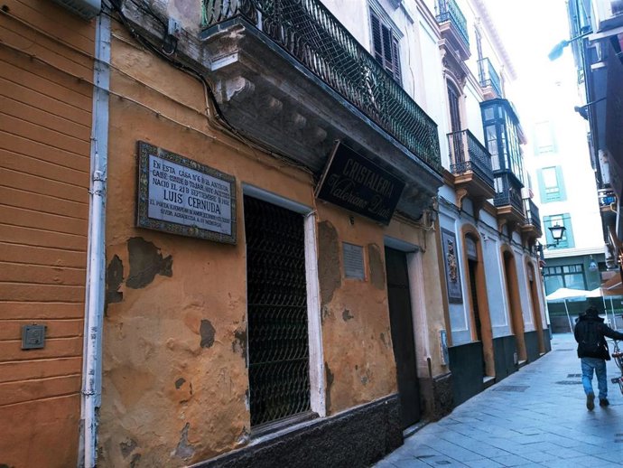 Archivo - Casa natal de Cernuda, en la calle Acetres, en Sevilla capital.