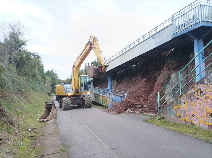 Inicio de los trabajos de arreglo de un desprendimiento en la Vía Verde de La Camocha, en Gijón.