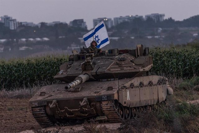 Imagen de archivo de un militar israelí en un tanque junto a la Franja de Gaza.