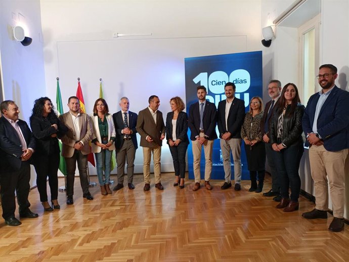 El presidente de la Diputación de Granada, Francis Rodríguez, en rueda de prensa con su equipo de gobierno.