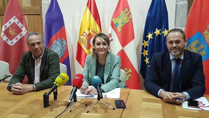 Teniente de alcalde de Hacienda y Recursos Humanos del Consistorio, Ángela García, Héctor Sastre y Juan Carlos Corbacho, vicepresidente y miembro de la Comisión de Hacienda.