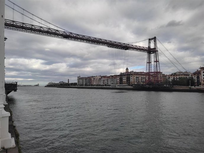 Cielo muy nuboso sobre el Puente de Bizkaia