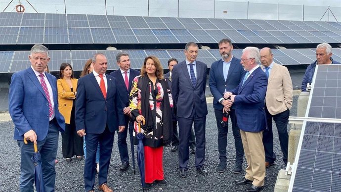La consejera de Agricultura, Pesca, Agua y Desarrollo Rural de la Junta de Andalucía, Carmen Crespo, en la inauguración de la planta fotovoltaica de la Comunidad de Regantes de Palos (Huelva).