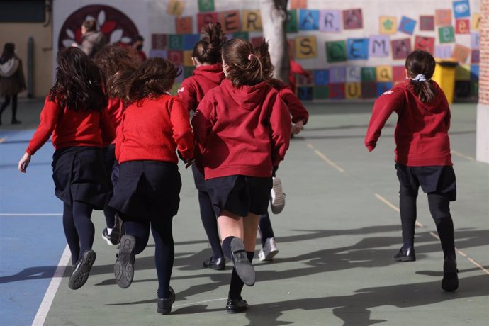 Archivo - Un grupo de niños corren en el patio del colegio