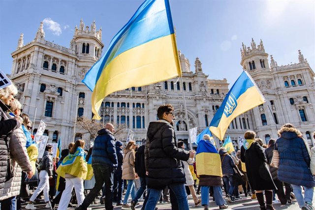 Archivo - Varias personas marchan con banderas en una concentración para pedir el fin de la guerra en Ucrania, en la Plaza de Cibeles, a 26 de febrero de 2023, en Madrid, (España).