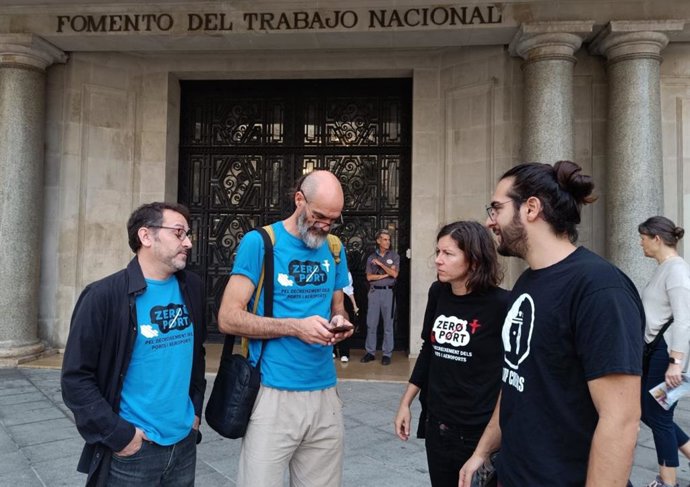 Representants de la plataforma ZeroPort davant la seu de Foment del Treball a Barcelona aquest dilluns