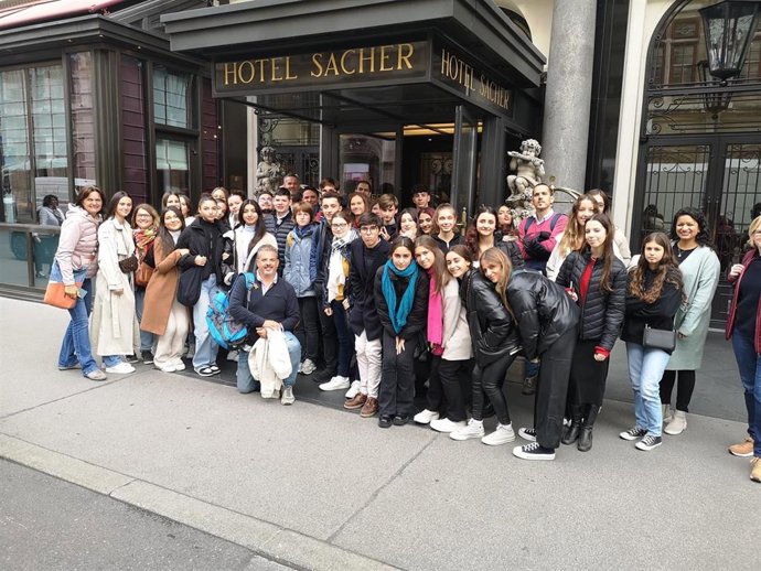 Un total de nueve estudiantes y dos profesores del IES Alonso Sánchez de Huelva han visitado el Instituto Bhak Wien 10 en Viena (Austria) dentro del programa Erasmus+.