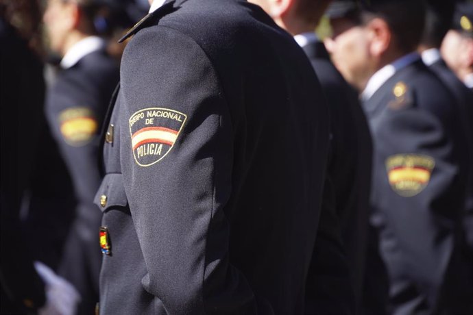 Un agente durante la celebración de la festividad de la Policía Nacional en Logroño