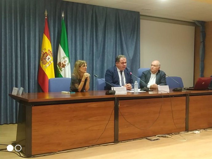 El delegado de Empleo, Empresa y Trabajo Autónomo de la Junta en Huelva, Juan Carlos Duarte,  ha inaugurado este lunes en el Centro de Prevención de Riesgos Laborales de Huelva (CPRL) una jornada técnica sobre 'caídas en altura'.