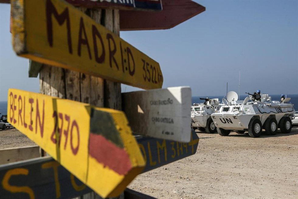 Archivo - Un cartel indicando la dirección de Madrid en la base de la FINUL en Naqura (Líbano)