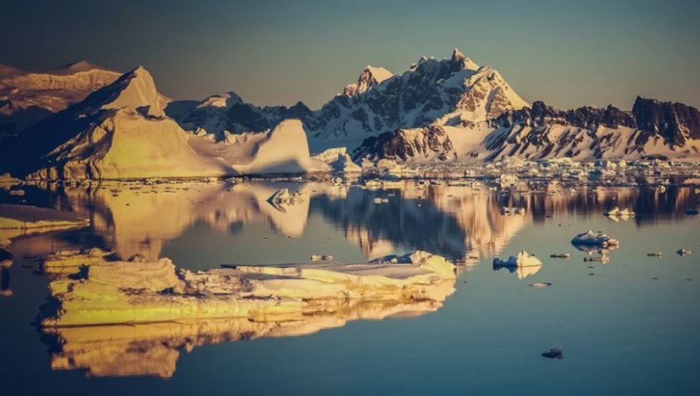 Reflejos Del Hielo Marino Alrededor De Rothera Point, Hogar De Una Estación De Investigación Y La Base Del British Antártico Survey (BAS) En La Península Antártica.