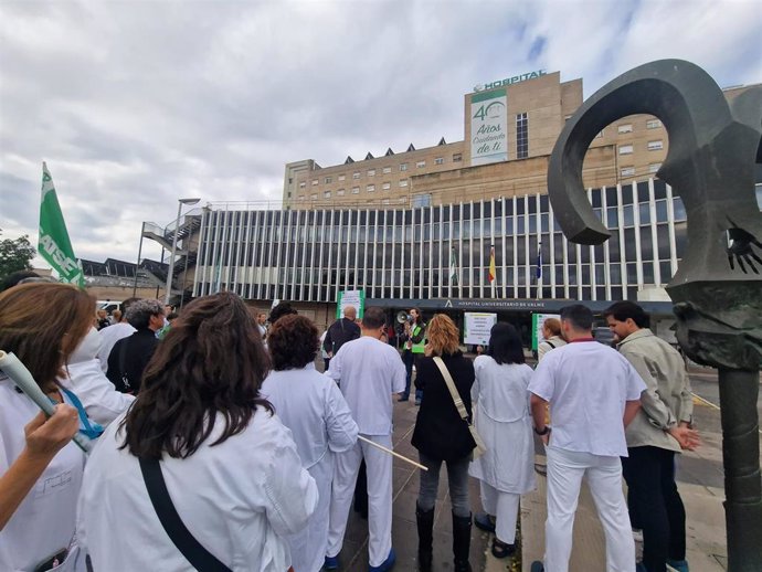 Protesta de trabajadores de Urgencias del Valme a las puertas del centro hospitalario.