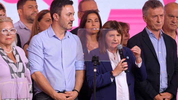 Bullrich admite su derrota, rodeada de Mauricio Macri, Luis Petri y otros dirigentes de Juntos por el Cambio.