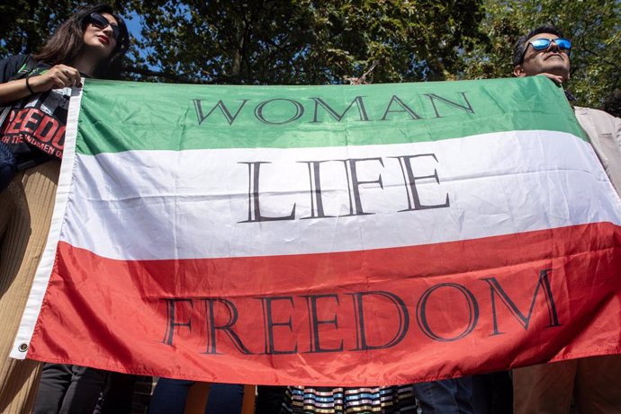Archivo - Una bandera iraní en una protesta por la muerte de la joven Mahsa Amini