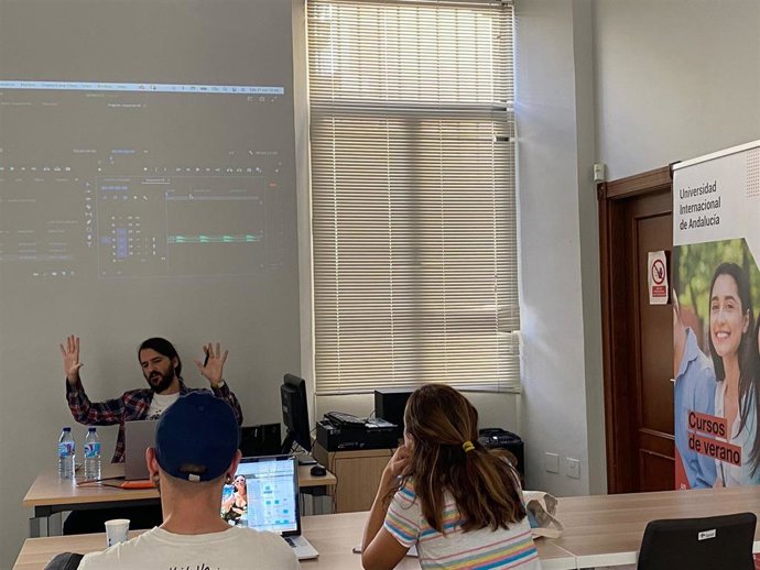 Este workshop se ha orientado a ver cómo se puede interpretar la música a través de la animación y el motion. Cómo se completan y potencian el uno y el otro y cómo configuran juntas una forma de expresión nueva.