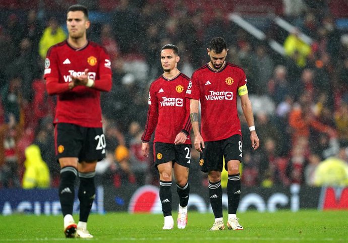 03 October 2023, United Kingdom, Manchester: Manchester United's Bruno Fernandes (R) and Antony look dejected after during the UEFA Champions League Group A soccer match between Manchester United and Galatasaray at Old Trafford. Photo: Martin Rickett/PA W