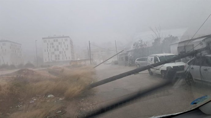 Torre de suministro eléctrico caída como consecuencia de las fuertes de racha de viento por la borrasca Bernard.