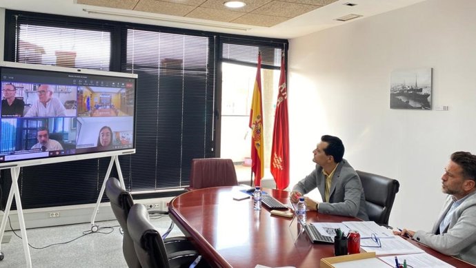 El consejero de Fomento e Infraestructuras, José Manuel Pancorbo y el director general de Litoral y Puertos, Pablo Marín durante la reunión.