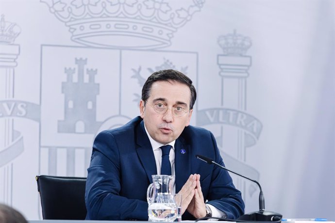 El ministro de Asuntos Exteriores, Unión Europea y Cooperación en funciones, José Manuel Albares, durante una rueda de prensa posterior a la reunión del Consejo de Ministros, en el Palacio de La Moncloa, a 17 de octubre de 2023, en Madrid (España). Dura