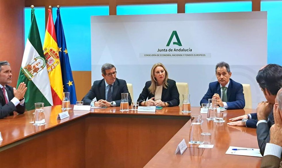 La consejera de Economía, Hacienda y Fondos Europeos, Carolina España, y el consejero de Industria, Energía y Minas, Jorge Paradela, presentan el nuevo contrato para el suministro eléctrico de Red de Energía de la Junta de Andalucía (Redeja).