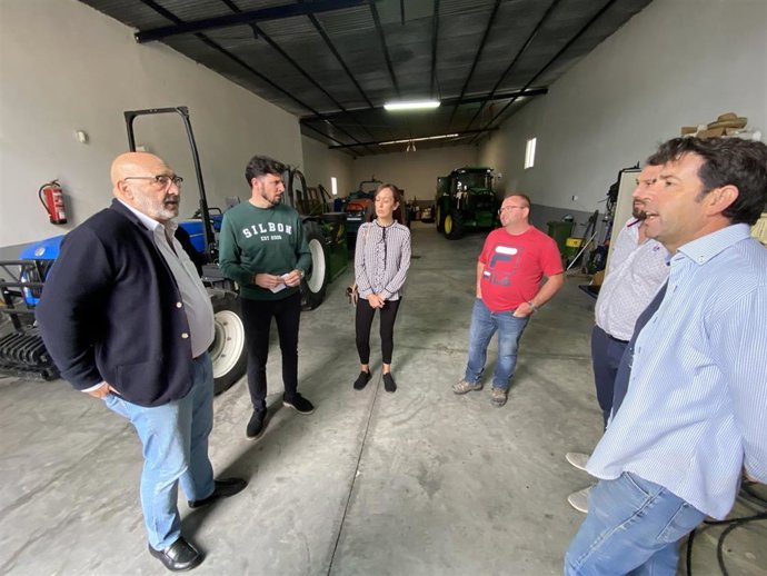 El parlamentario andaluz de Vox por Córdoba, Alejandro Hernández (izda.), en su visita a Cabra.