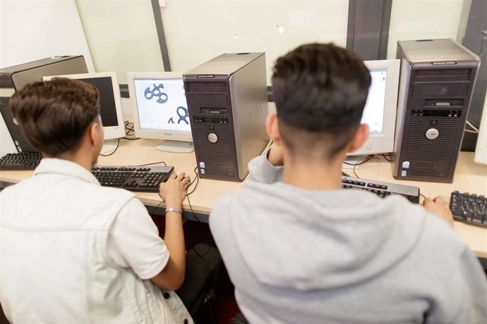 Archivo - Estudiantes delante de un ordenador.