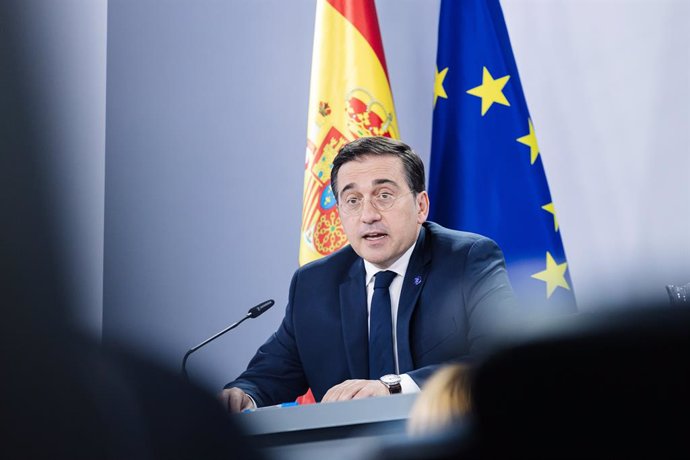 El ministro de Asuntos Exteriores, Unión Europea y Cooperación en funciones, José Manuel Albares, durante una rueda de prensa posterior a la reunión del Consejo de Ministros, en el Palacio de La Moncloa, a 17 de octubre de 2023, en Madrid (España). Dura