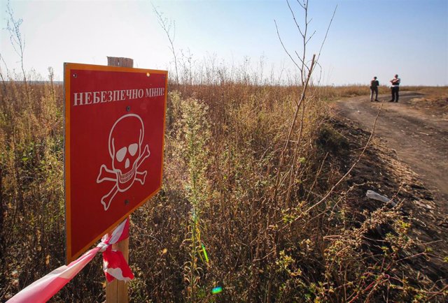 Cartel de alerta de posibles minas y explosivos en la región de Járkov, Ucrania