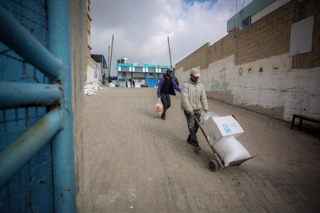 Archivo - Un hombre palestino transporta ayuda humanitaria de la UNRWA en la Ciudad de Gaza