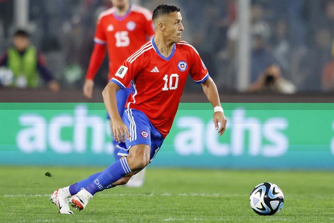 Futbol, Chile vs Peru Tercera fecha, eliminatorias al mundial 2026. El jugador de la seleccion chilena Alexis Sanchez es fotografiado durante el partido de clasificacion al mundial 2026 contra Peru disputado en el estadio Monumental de Santiago,