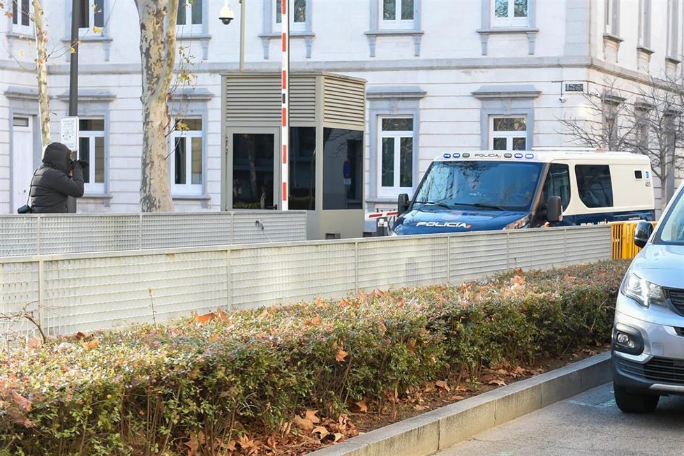 Archivo - Un furgón de la Policía Nacional llega a la Audiencia Nacional el mismo día que pasa a disposición judicial el presunto autor del ataque mortal en Algeciras