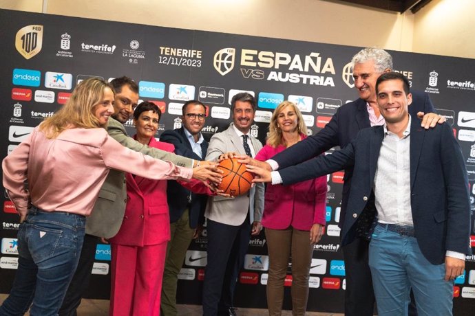 Foto de familia tras la presentación del España-Austria clasificatorio para el Eurobasket Femenino de 2025