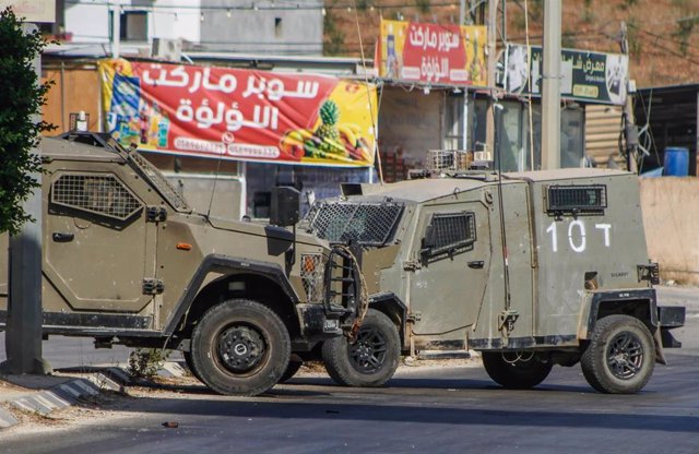 Archivo - Vehículos militares israelíes en Tubas, Cisjordania
